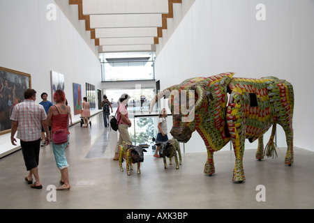 Stier-Skulptur auf dem Display mit Menschen im Inneren der Galerie der modernen Kunst Brisbane Queensland QLD Australien Stockfoto