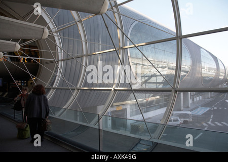 Stahl und Glas Gehwege im Terminal am Flughafen Charles de Gaulle Frankreich Europa EU Stockfoto