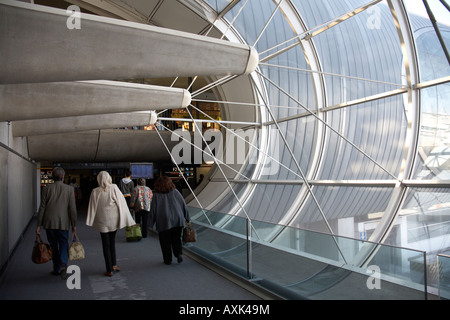 Stahl, Beton und Glas Gehwege im Terminal am Flughafen Charles de Gaulle Frankreich Europa EU Stockfoto