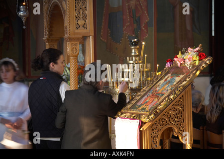 Anbeter Anzünden von Kerzen vor Ostern Karfreitag-Abend-Gottesdienst in der griechisch-orthodoxen Kirche in Saronida Attika Atiki Griechenland Stockfoto