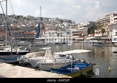 Angelboote/Fischerboote und Segelyachten neben Restaurants Mikrolimano oder verschiedene alte kleiner Hafen Hafen in Piräus oder Pireas A Stockfoto