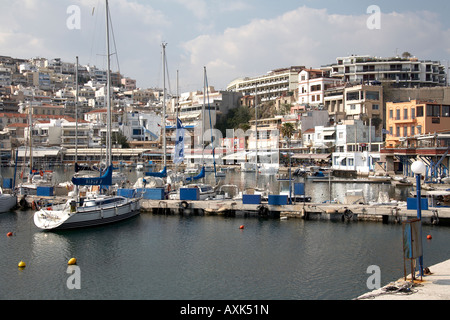 Angelboote/Fischerboote und Segelyachten neben Restaurants Mikrolimano oder verschiedene alte kleiner Hafen Hafen in Piräus oder Pireas A Stockfoto