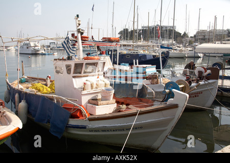 Angelboote/Fischerboote und Segelyachten neben Restaurants Mikrolimano oder verschiedene alte kleiner Hafen Hafen in Piräus oder Pireas Stockfoto