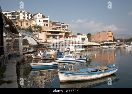 Angelboote/Fischerboote und Segelyachten neben Restaurants Mikrolimano oder verschiedene alte kleiner Hafen Hafen in Piräus oder Pireas Stockfoto