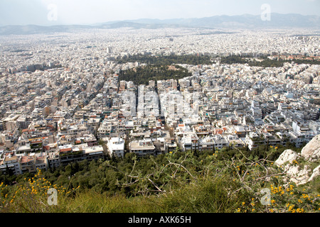 Grobe Sicht Nord-West zu Bergen über Vororte und Gebäude von Likavitos oder Lycabbetus Hügel über Athen oder Athini Greec Stockfoto
