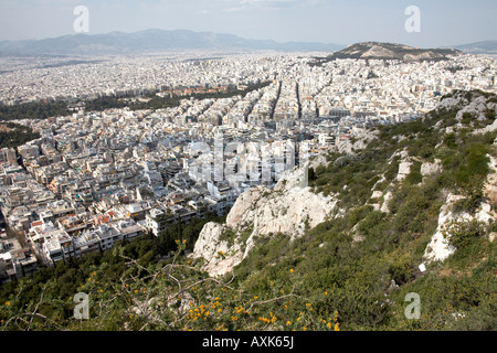 Grobe Sicht Norden Berge über Vororte und Gebäude von Likavitos oder Lycabbetus Hügel über Athen oder Athini Griechenland Stockfoto