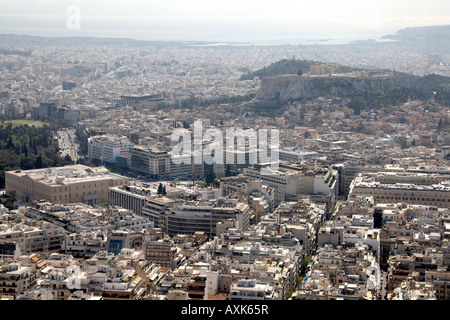 Grobe Sicht Süd-west, Akropolis und Meer in Vororten und Gebäuden aus Likavitos oder Lycabbetus hill, Athen oder Athini Gr Stockfoto