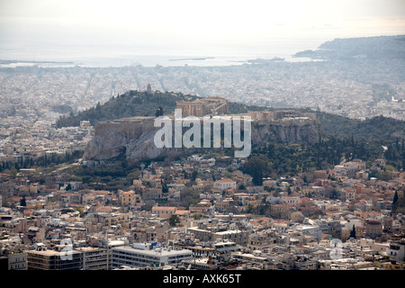 Grobe Sicht Süd-west, Akropolis und Meer in Vororten und Gebäuden aus Likavitos oder Lycabbetus hill, Athen oder Athini Gr Stockfoto