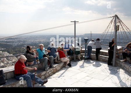 Menschen genießen Sie den Blick vom Likavitos oder Lycabbetus Hügel in Athen oder Athini Griechenland Stockfoto