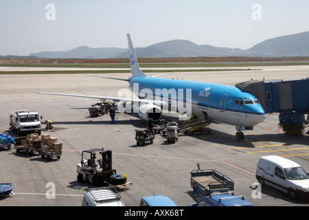 KLM Royal Dutch Airlines Boeing 737 9K 2 auf dem Vorfeld durch Steg mit Ground Handling am Eleftherios Venizelos Athen Air Service Stockfoto