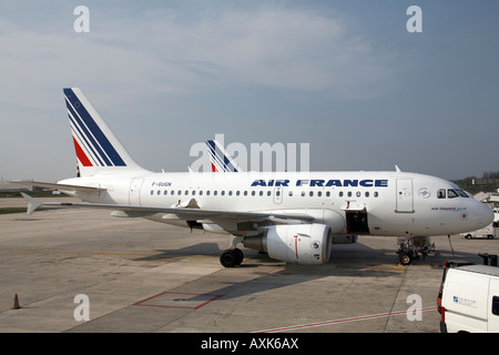 Air France Airbus A318-111 auf Vorfeld des Charles De Gaulle International Flughafen Paris Frankreich Stockfoto