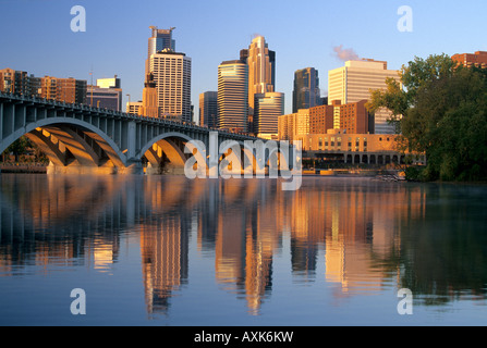 SKYLINE VON MINNEAPOLIS, MINNESOTA, THIRD AVENUE BRIDGE UND DES MISSISSIPPI RIVER.  SUNRISE; FALLEN. Stockfoto