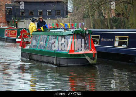 Kurze Narrowboat Maggie G Kanalboot geben Fahrten in der Nähe von Arthur s Brücke bei starkem Regen am Woking Kanal Festival 2008 Stockfoto