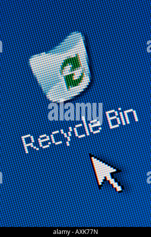 Makro-Screenshot von Recycle bin und Pfeil-Symbol auf Computer-monitor Stockfoto