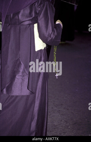 Büßer tragen einen Rosenkranz in der Semana Santa Parade, Málaga, Costa Del Sol, Andalusien, Spanien Stockfoto