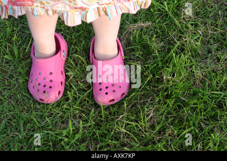 Mädchen tragen rosa crocs Stockfoto