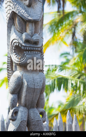 Ein Federgottes aus Holz Bilder Erziehungsberechtigten bei der Hale o Keawe Pu'uhonua o Honaunau National Historical Park Stockfoto