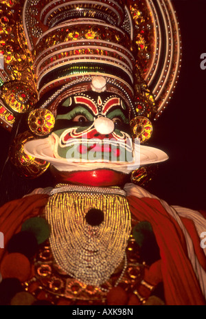 Eine Darsteller aus dem traditionellen Kerala Tanz Drama Kunstform Kathakali trägt das Kostüm des Helden. Stockfoto