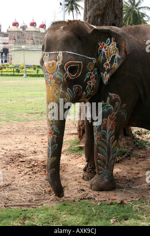 Ein Elefant auf dem Gelände der Mysore Amba Vilas Palace besser bekannt einfach als Mysore Palast. Stockfoto