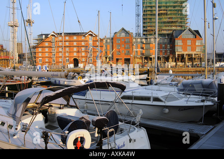 Regeneration der Wet Dock und Neptun Kai an einem frostigen Morgen auf dem River Orwell Ipswich Suffolk UK Stockfoto