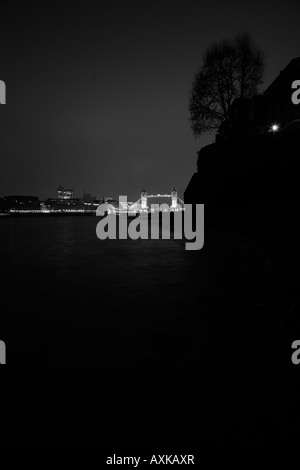 Nachtansicht der Tower Bridge von Wapping, London Stockfoto