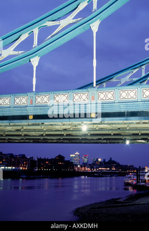 Ansicht unter der Tower Bridge in Richtung Canary Wharf, London Stockfoto