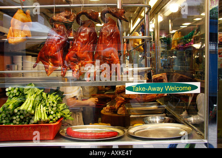 Restaurant Schaufenster mit Peking-Ente hängen auf dem Display in Hong Kong, China Stockfoto