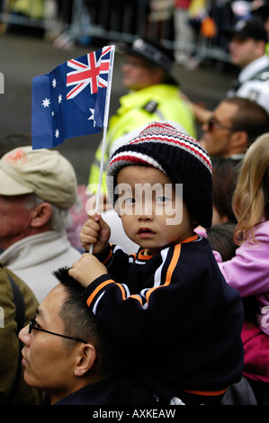 Ein chinesisches australische Kind winken eine australische Flagge während der ANZAC Day Parade in Sydney. Stockfoto