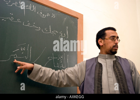 Lehrer unterrichten Arabisch an der islamischen Kunst und Handwerk Schule, Tripolis, Libyen, Nordafrika. Stockfoto