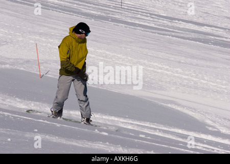 Ein erfahrener Snowboarder erkundet die Pisten des Skigebiets Niseko, Hokkaido, Japan. Stockfoto