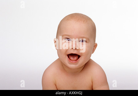 Baby Boy lächelnd auf Kamera Stockfoto
