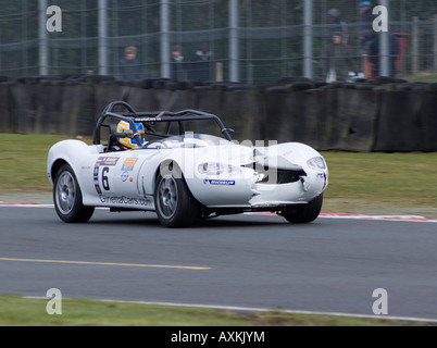 Ginetta G20 offenes Cockpit Sport Rennwagen am Oulton Park Autorennen Schaltung Cheshire England Großbritannien beschädigt Stockfoto