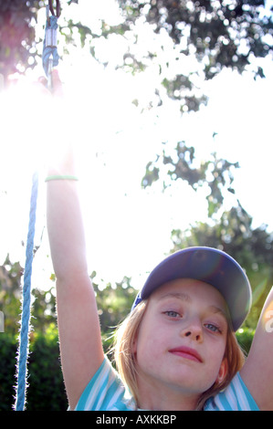Foto von jungen Mädchen posiert in der Sonne mit Baseball-Mütze auf Familien-Sommerurlaub UK. Stockfoto