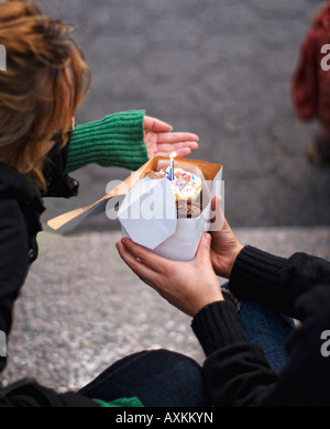 NY Straßenszene von zwei jungen Menschen, die mit einer kleinen Feier Stockfoto