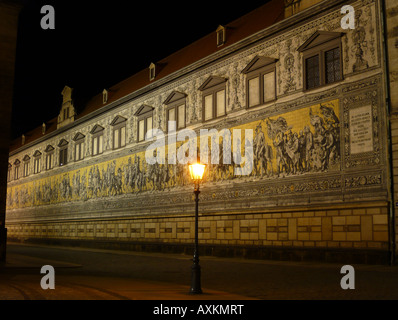 Das Kunstwerk "Fürstenzug" in der alten Stadt von Dresden in der Nacht. Stockfoto