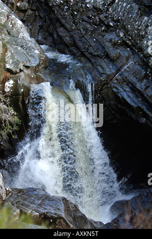 Canyoning aus Bergsteiger versucht, robuste Terrrains in Pitlochry Perthshire Schottland zu überqueren Stockfoto