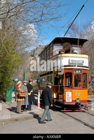 Menschen stehen an Straßenbahnhaltestelle Crich vierziger Wochenende Peak District Nationalpark Derbyshire England UK Stockfoto