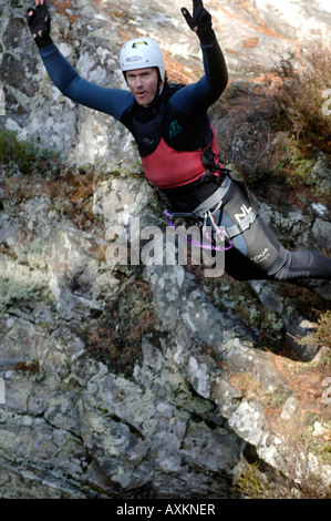 Canyoning aus Bergsteiger versucht, zerklüftete Gelände in Pitlochry Perthshire Schottland zu überqueren Stockfoto