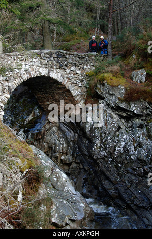 Canyoning aus Bergsteiger versucht, zerklüftete Gelände in Pitlochry Perthshire Schottland zu überqueren Stockfoto