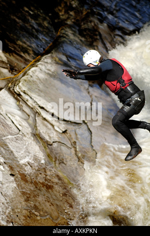 Canyoning aus Bergsteiger versucht, zerklüftete Gelände in Pitlochry Perthshire Schottland zu überqueren Stockfoto