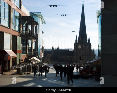 Wintersonne am Morgen auf dem Bullring Einkaufszentrum mit der renovierten St. Martins-Kirche im Hintergrund, Birmingham, UK Stockfoto