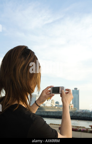 Junger Mann Fotografieren Stadtbild mit Digitalkamera, Rückansicht Stockfoto