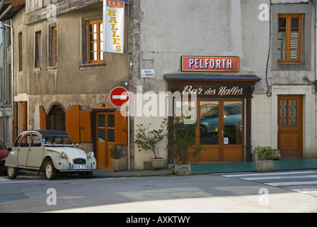 Stock Foto einer typischen französischen Straße Szene komplett mit 2CV Auto und bar die Phot wurde in Saint-Junien-Frankreich Stockfoto