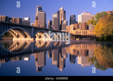 SKYLINE VON MINNEAPOLIS, MINNESOTA, THIRD AVENUE BRIDGE UND DES MISSISSIPPI RIVER.  SUNRISE; FALLEN. Stockfoto