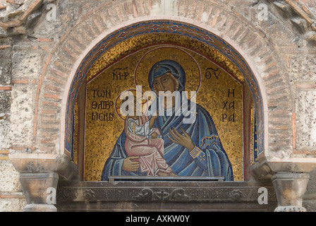 In der Nähe der Gold und Blau Mosaik artwork über den Eingang in das 11. Jahrhundert byzantinische Panagia Kapnikarea in Athen, Griechenland Stockfoto