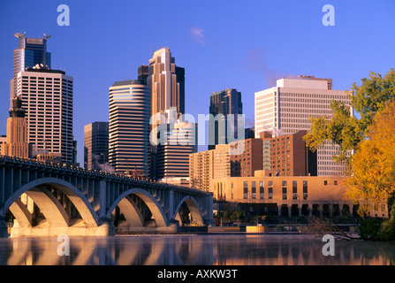 SKYLINE VON MINNEAPOLIS, MINNESOTA, THIRD AVENUE BRIDGE UND DES MISSISSIPPI RIVER.  SUNRISE; FALLEN. Stockfoto