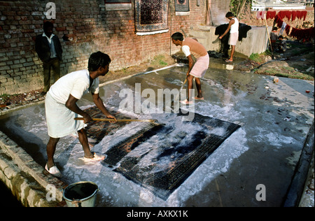 Indien Handwerk Uttar Pradesh Agra Teppich machen Männer waschen neu gemacht Teppich Stockfoto