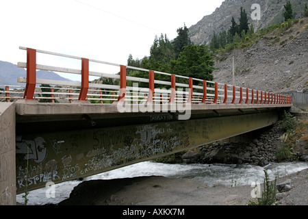 Brücke mit hispanic graffiti Stockfoto