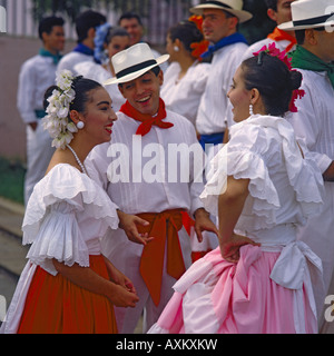 Gruppe von drei Tänzerinnen in bunten Trachten gekleidet in der Stadt San Juan Puerto Rico Karibik Stockfoto