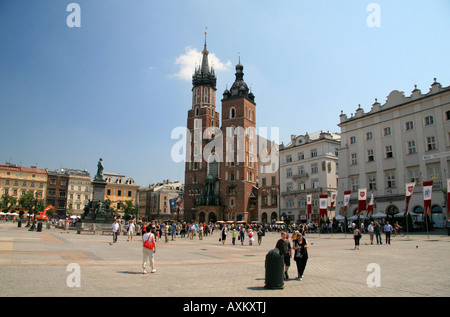 Die imposanten Türme der St. Marienkirche auf dem Marktplatz (Rynek Glowny), Krakau, Polen. Stockfoto